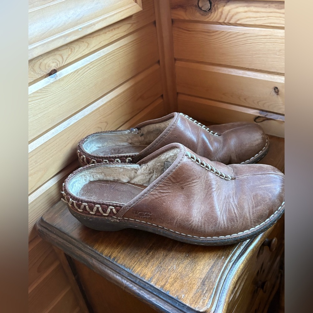 UGG Women’s  Brown Leather Clogs - Picture 3 of 6